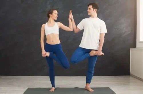 Cuplu care practică yoga împreună