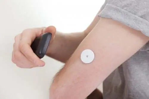 Dispozitive pentru monitorizarea glicemiei implantate în braț