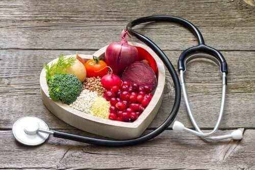 Farfurie în formă de inimă cu alimente recomandate după un infarct