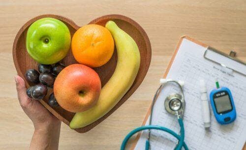 Farfurie în formă de inimă cu fructe sănătoase