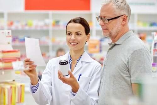 Farmacist pregătind medicamentele unui pacient