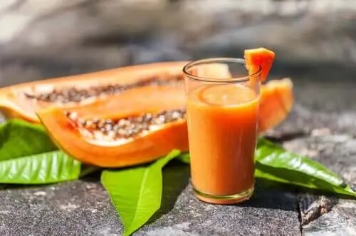 Felii de papaya și pahar cu smoothie
