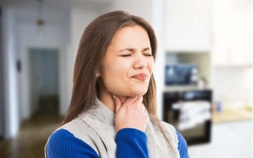 Femeie afectată de acalazia esofagiană care nu poate înghiți