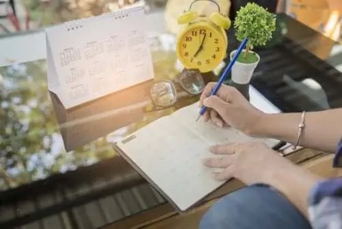 Femeie care își organizeazî agenda