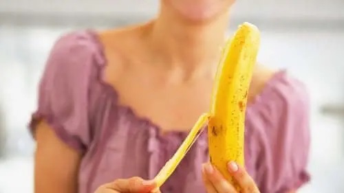 Femeie care consumă alimente care ard grăsimea abdominală