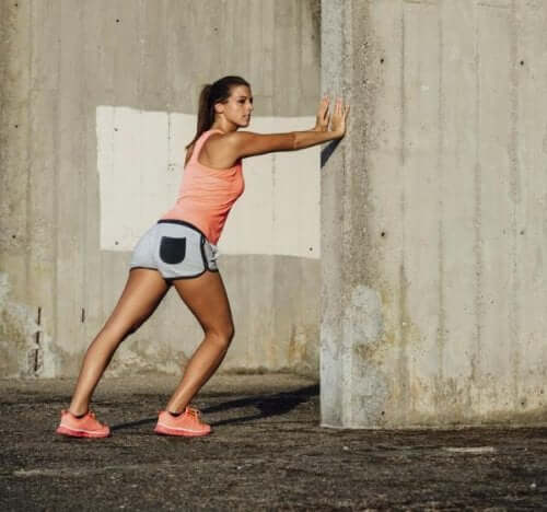 Femeie efectuând exerciții de întindere pe un șantier