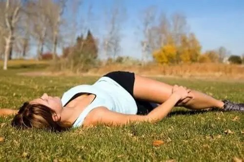 Femeie care practică exerciții pentru întărirea coloanei