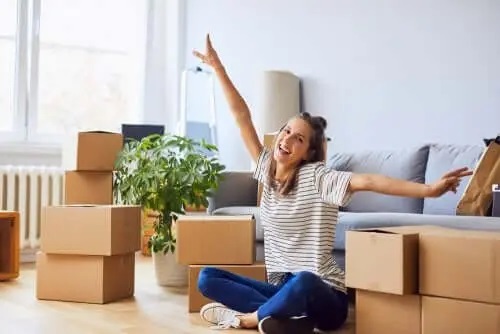 Femeie fericită după mutatul împreună fără stres