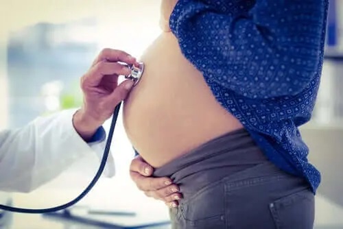 Femeie însărcinată la control medical