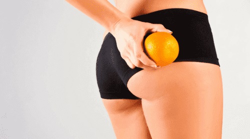 Femeie ținând în mână o portocală