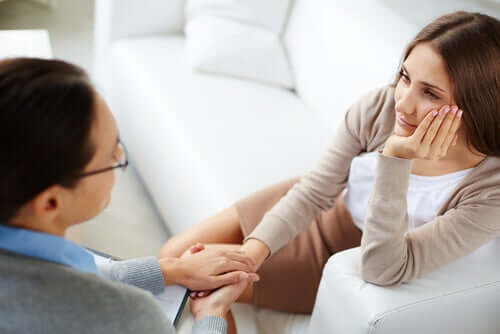 Femeie discutând cu psihologul său