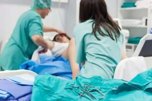 Femeie care a experimentat simptome ale travaliului prematur