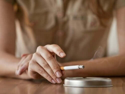 Femeie fumând o țigară