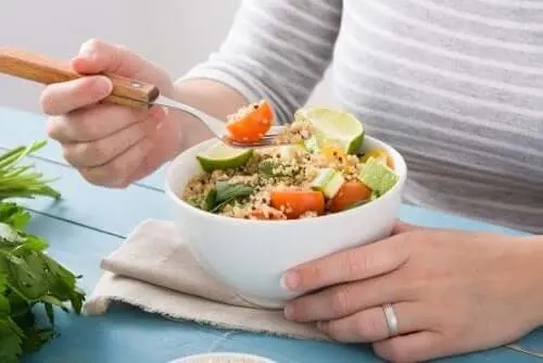 Femeie care mănâncă un preparat vegan