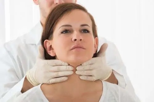 Medic care examinează simptomele adenomului hipofizar