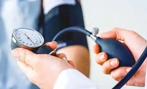 Medic care măsoară tensiunea arterială