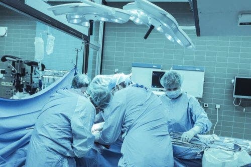 Medici efectuând amputarea supracondiliană