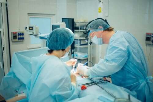 Medici efectuând o operație