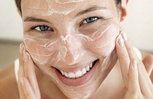 Fată care folosește metode naturale de peeling