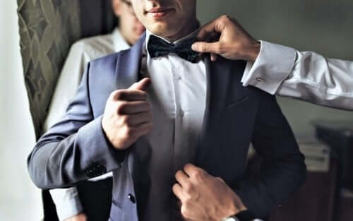 Mire ajutat să-și aranjeze costumul