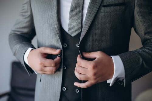 Mire testând nasturii costumului său