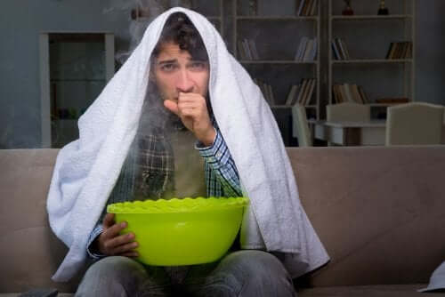Pacient folosind abur pentru tratarea răcelii fără medicamente