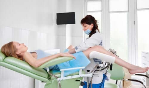 Pacientă supusă unui control ginecologic