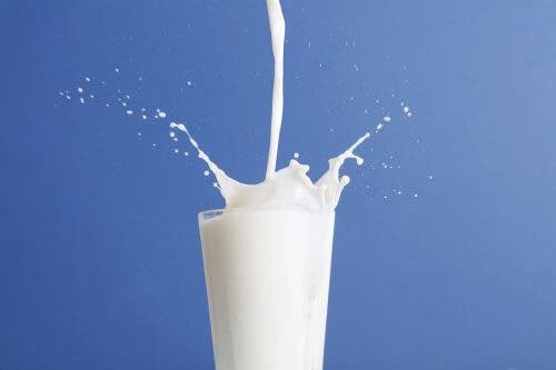 Laptele integral sau cel degresat: care este mai bun?