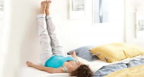 Femeie care folosește tratamente pentru picioare și glezne umflate