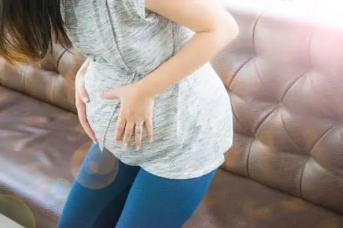 Femeie care experimentează simptomele travaliului prematur