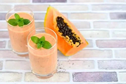 Smoothie-uri delicioase cu papaya în pahare