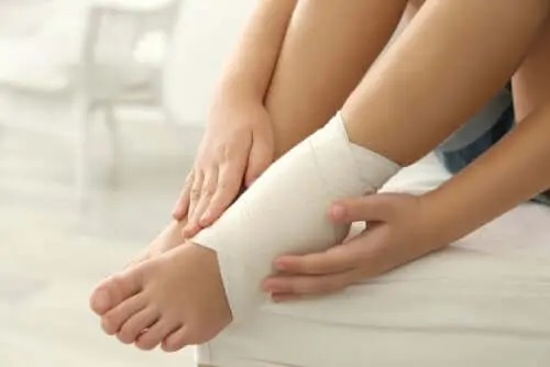 Tratamente pentru picioare și glezne umflate cu bandaje elastice