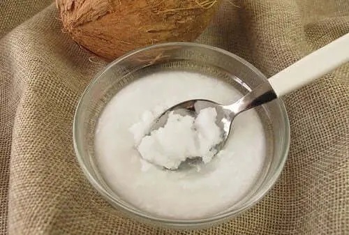 Vas cu ulei de cocos întărit