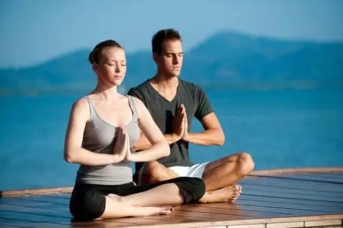 Practică yoga cu partenerul tău!