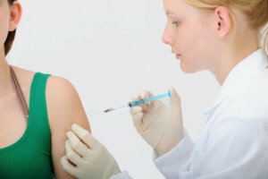 Tot ce trebuie să știi despre injecția contraceptivă