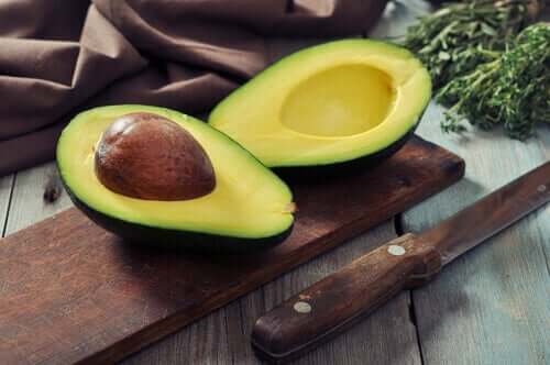 Avocado tăiat pe jumătate