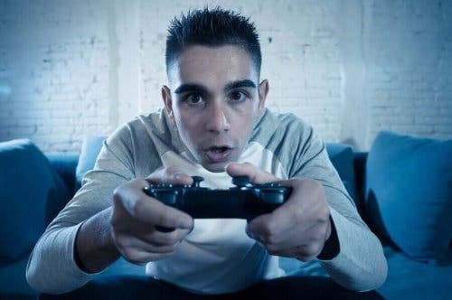Băiat resimțind efectul jocurilor video asupra adolescenților