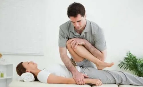 Bărbat care îi face masaj unei femei
