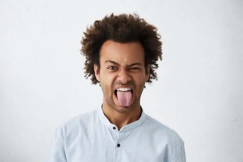 Ce sunt petele negre pe limbă și de ce apar?