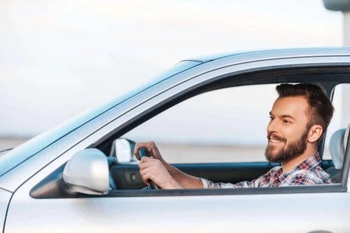 Bărbat aflat la volan