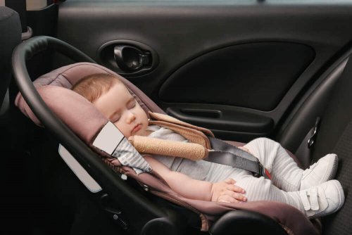 Bebeluș dormind în mașină
