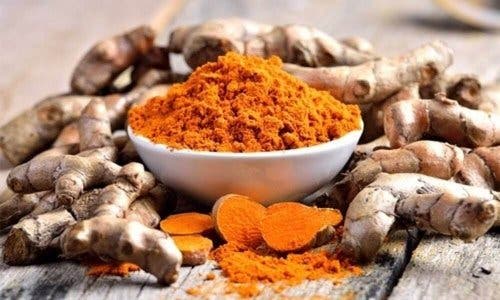 Castron cu pudră de curcuma