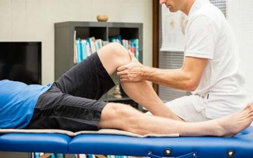 Chiropractor care face masaj unui pacient