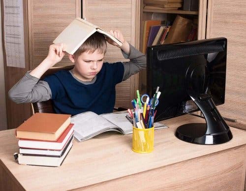 Copil întâmpinând dificultăți în a-și face temele