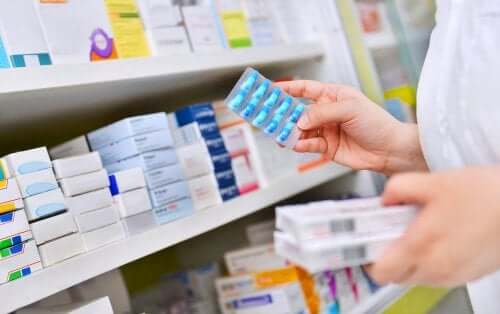 Farmacist aranjând medicamente pe raft