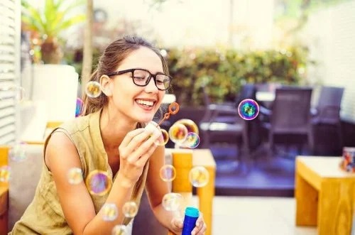 Fată care face baloane de săpun