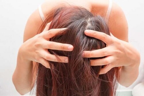 Fată care aplică tratamente cu rozmarin pentru păr