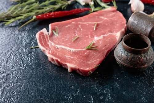 Felie de carne crudă