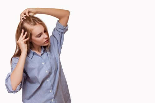 Femeie care are nevoie de un tratament pentru alopecie cu minoxidil