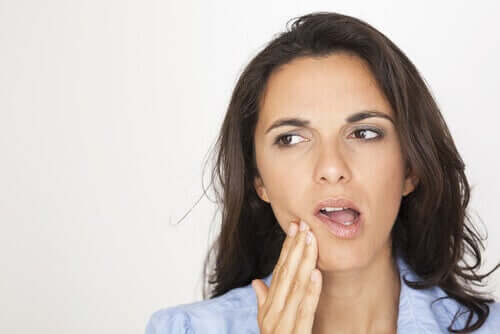 Femeie experimentând o durere de dinți